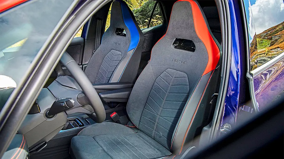 Blick auf die Vordersitze im Innenraum des VW ID.3 GTX Fire + Ice.