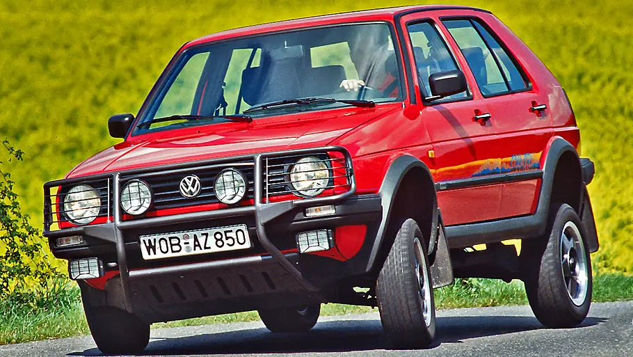 VW Golf 2 Country fahrend von schräg vorne fotografiert. 