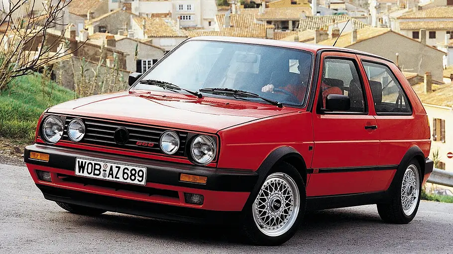 Der VW Golf 2 GTI G60 statisch von schräg vorne fotografiert.
