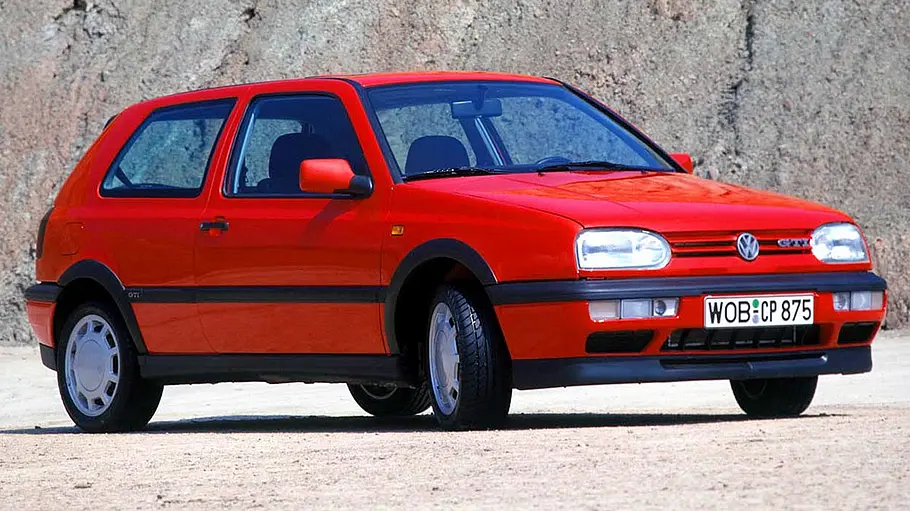 Der VW Golf 3 GTI statisch von schräg vorne fotografiert.