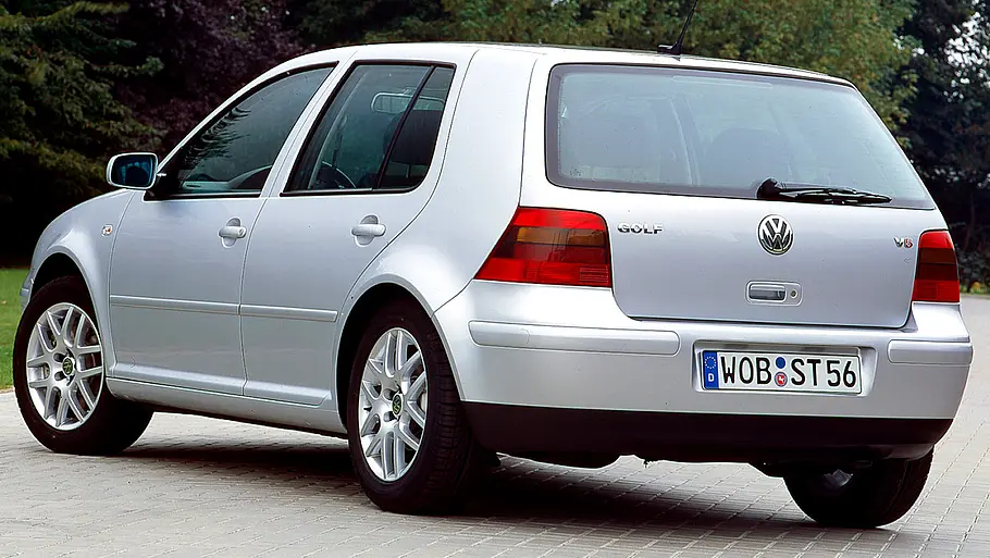 Der VW Golf IV GTI V5 stehend von hinten