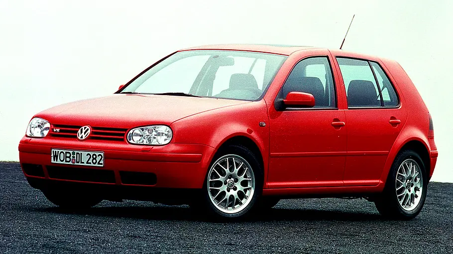 Der VW Golf IV GTI V5 stehend von vorne