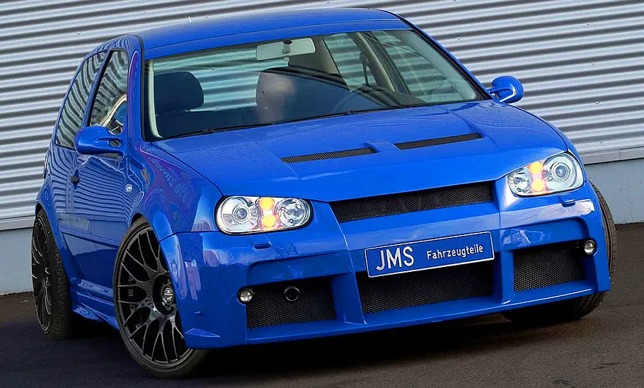 Der VW Golf 4 mit Tuning von JMS, statisch von vorne fotografiert.