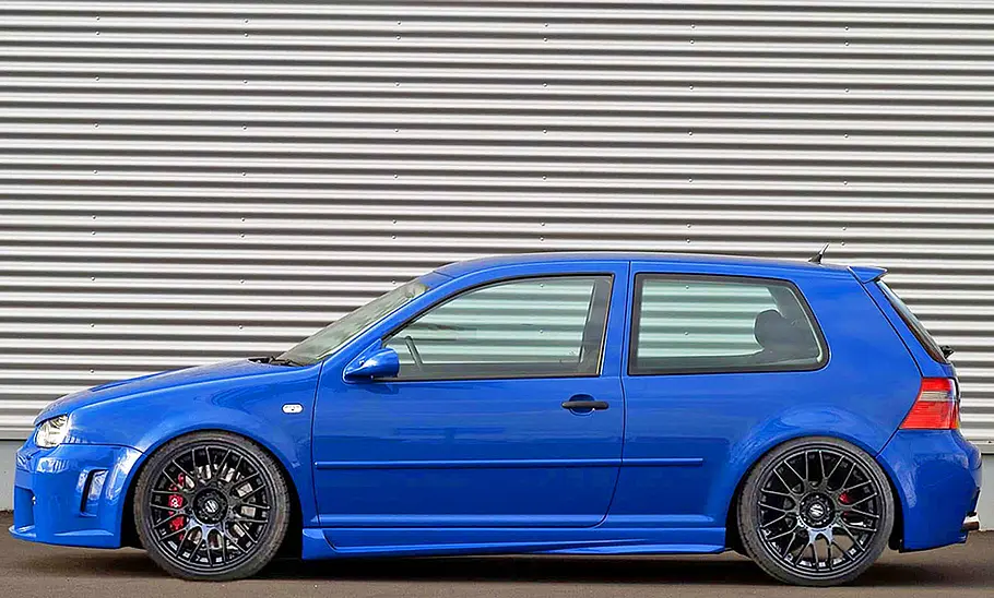 Der VW Golf 4 mit Tuning von JMS, statisch von links fotografiert.