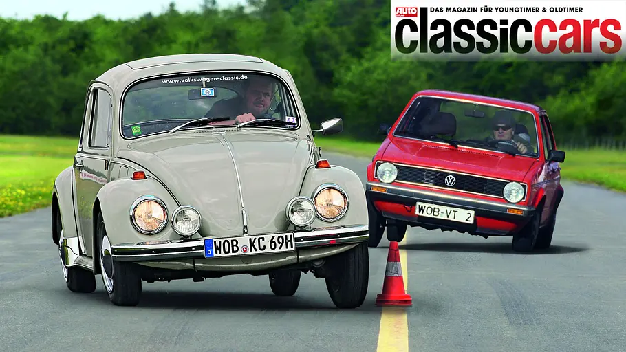 VW Käfer/Golf VW Käfer und Golf fahrend im Slalom