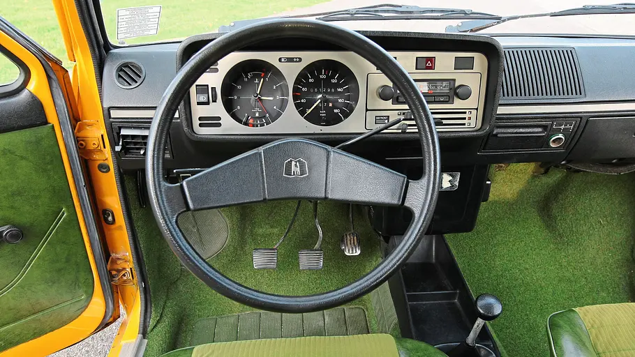 Das Cockpit des VW Golf L. 