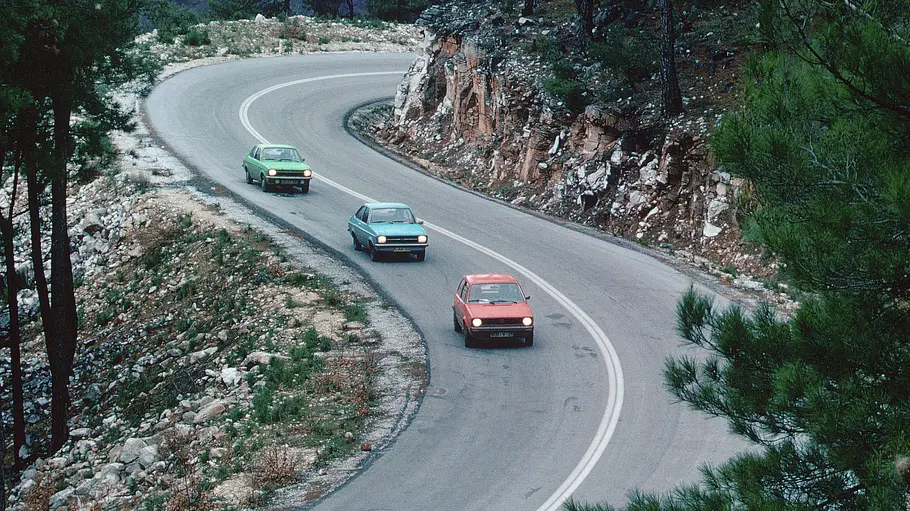 Ford Escort GL, Opel Kadett L 1200, VW Golf L fahrend von vorne fotografiert. 