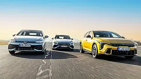 Blick von vorne auf die drei nebeneinander fahrenden Kompakten VW Golf, Mercedes A-Klasse und Kia K4. - Foto: Frank Ratering