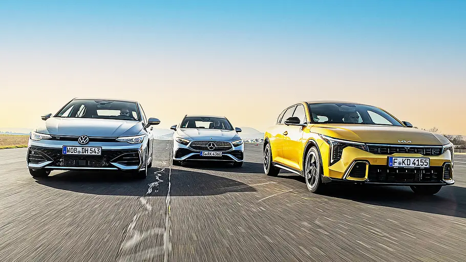 Blick von vorne auf die drei nebeneinander fahrenden Kompakten VW Golf, Mercedes A-Klasse und Kia K4.