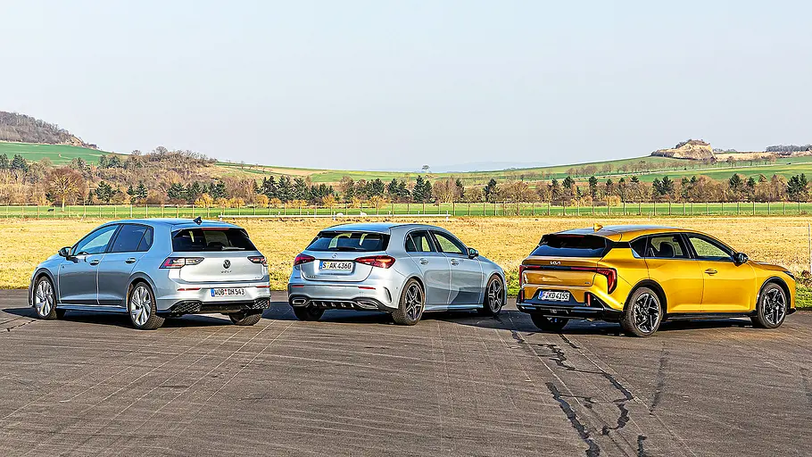 Blick von schräg hinten auf die drei Kompakten VW Golf, Mercedes A-Klasse und Kia K4.
