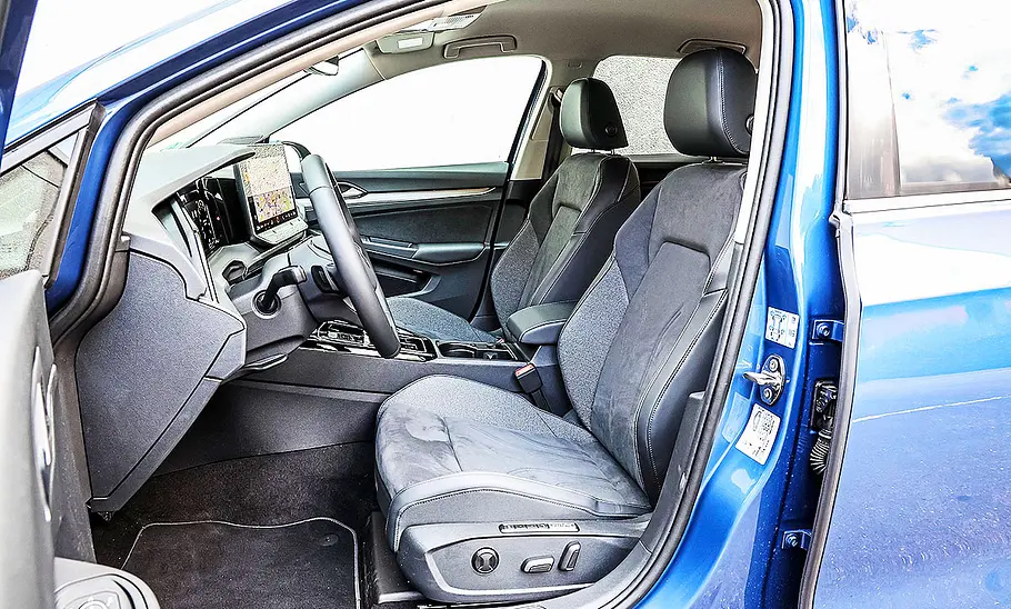 Blick auf die Vordersitze im Innenraum des VW Golf Mildhybrid.