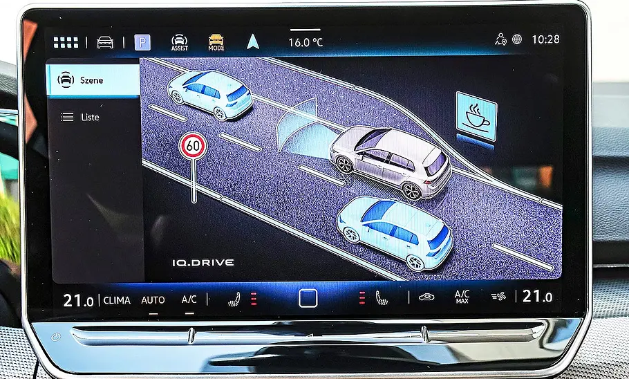 Blick auf die Armaturen im Innenraum des VW Golf Mildhybrid.