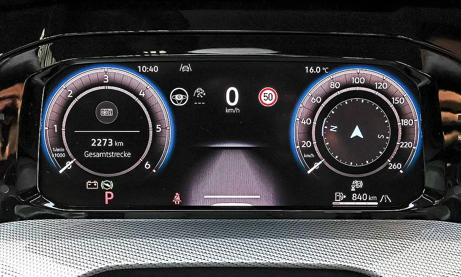 Blick auf die Armaturen im Innenraum des VW Golf Diesel.