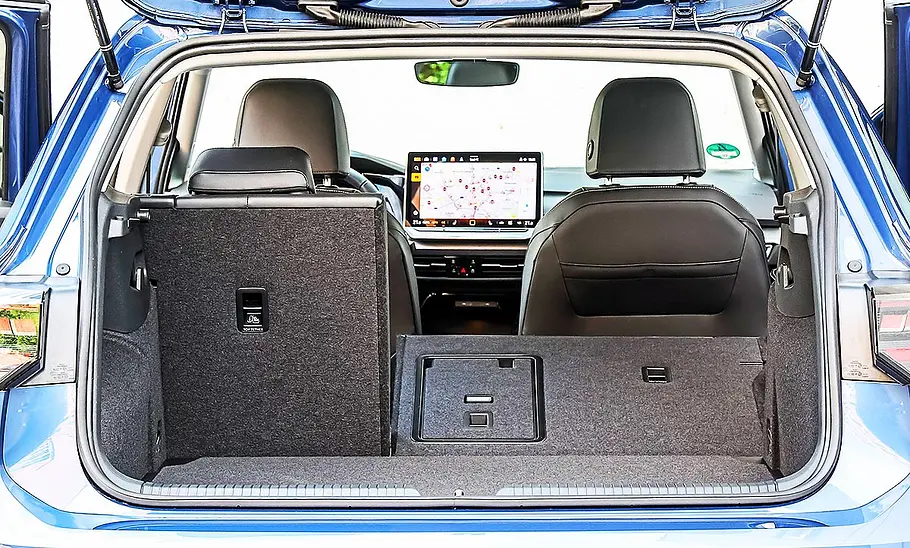 Blick in den Kofferraum des VW Golf Mildhybrid.