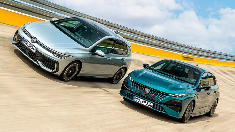 Ein silberner VW Golf R-Line und ein türkisfarbener Peugeot 308 fahren nebeneinander auf einer Steilkurve unter blauem, bewölktem Himmel.