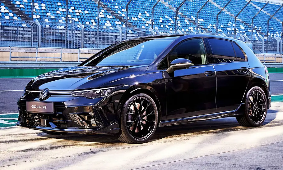 Die VW Golf 8 R Black Edition (2024) stehend von schräg vorne fotografiert.