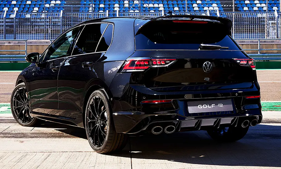 Die VW Golf 8 R Black Edition (2024) stehend von schräg hinten fotografiert.