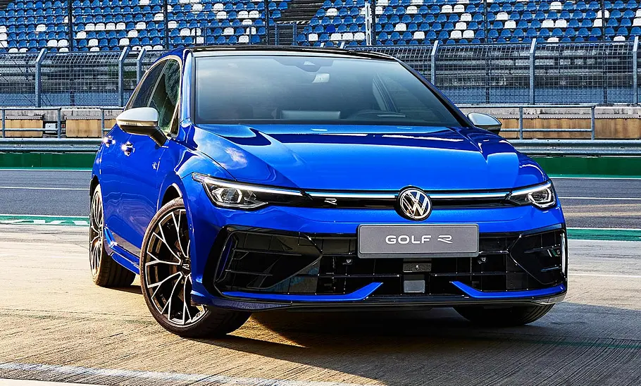 Das VW Golf 8 R Facelift (2024) stehend von schräg vorne fotografiert.