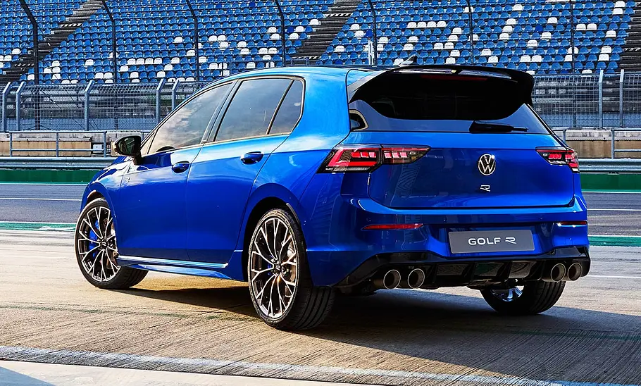 Das VW Golf 8 R Facelift (2024) stehend von schräg hinten fotografiert.