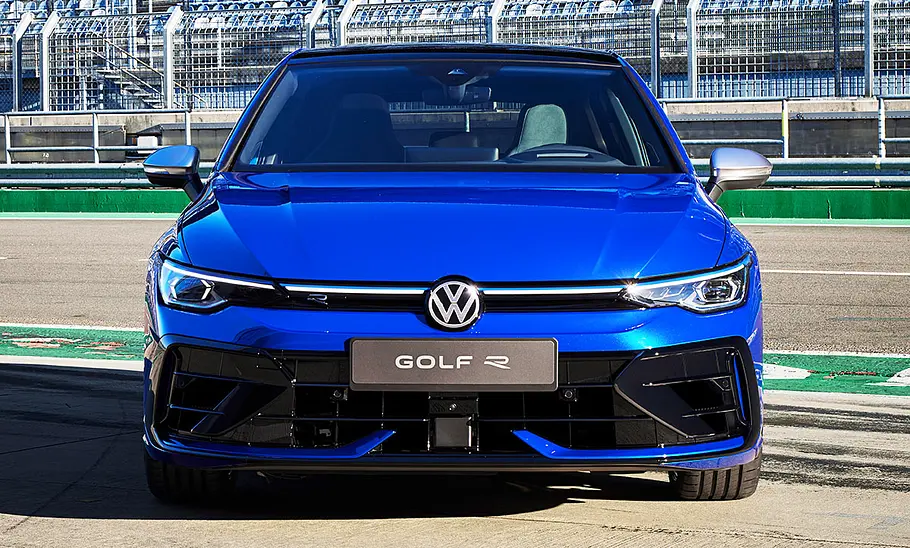 Das VW Golf 8 R Facelift (2024) stehend von vorne fotografiert.