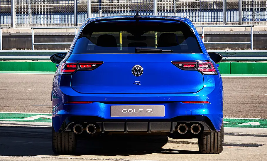 Das VW Golf 8 R Facelift (2024) stehend von hinten fotografiert.