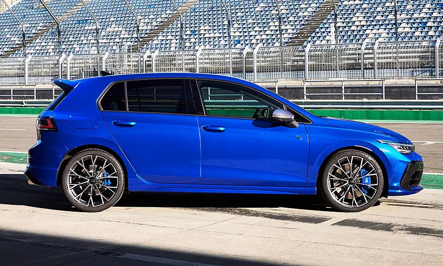 Das VW Golf 8 R Facelift (2024) stehend von der Seite fotografiert.