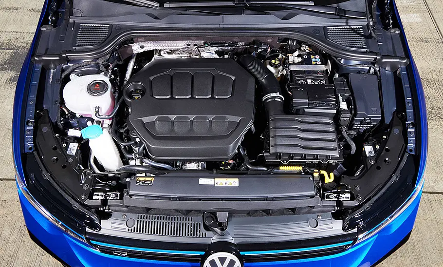 Der Vierzylinder und der Motorraum des VW Golf 8 R Facelift (2024).