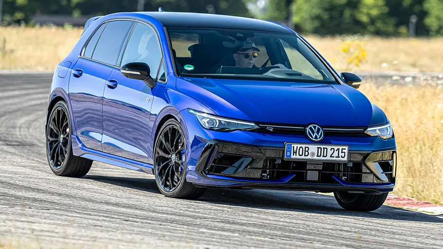 VW Golf R Der VW Golf R fährt auf einer Rundstrecke durch eine Linkskurve, von vorne fotografiert.