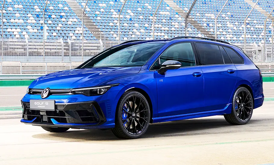 Der VW Golf 8 R Variant Facelift (2024) stehend von schräg vorne fotografiert.