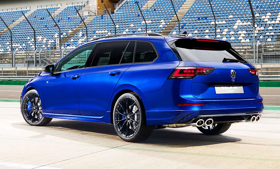 Der VW Golf 8 R Variant Facelift (2024) stehend von schräg hinten fotografiert.