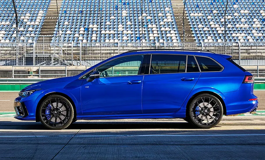 Der VW Golf 8 R Variant Facelift (2024) stehend von der Seite fotografiert.