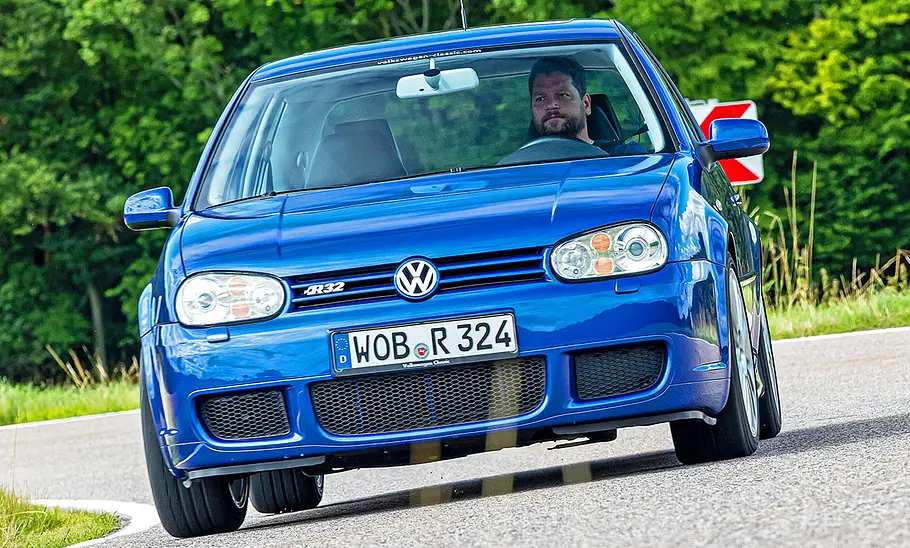 VW Golf 4 R32 Der VW Golf 4 R32 fahrend von vorne.