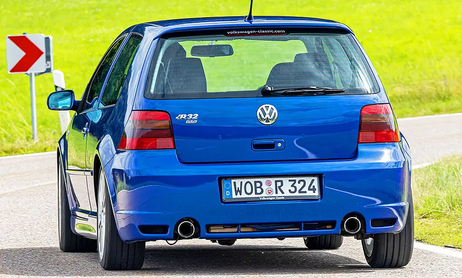 VW Golf 4 R32 Der VW Golf 4 R32 fahrend von hinten.