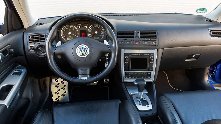 Das Cockpit des VW Golf R32 4Motion. 