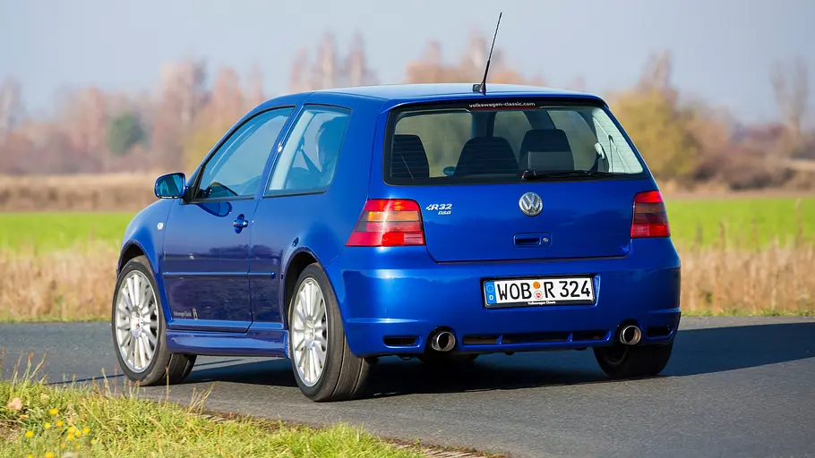 VW Golf R32 4Motion fahrend von schräg hinten fotografiert. 