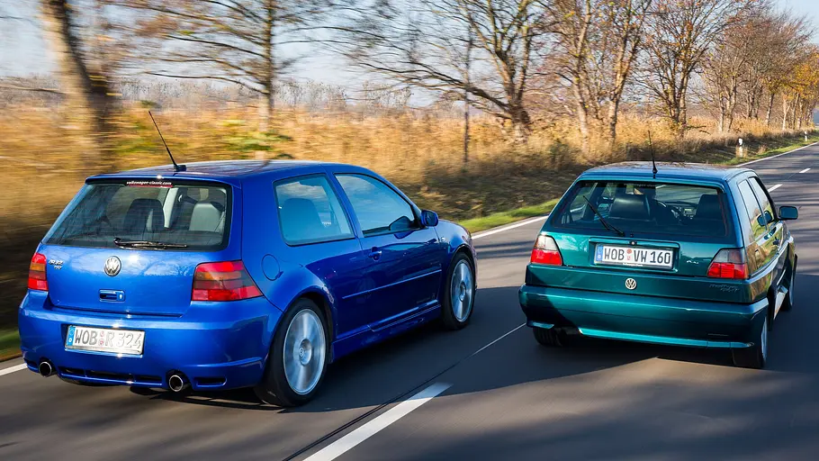 VW Golf R32 4Motion/VW Rallye Golf syncro fahrend von schräg hinten fotografiert. 