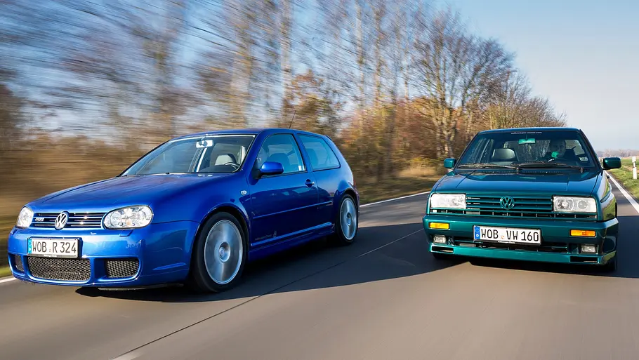 VW Golf R32 4Motion/VW Rallye Golf syncro fahrend von schräg vorne fotografiert. 