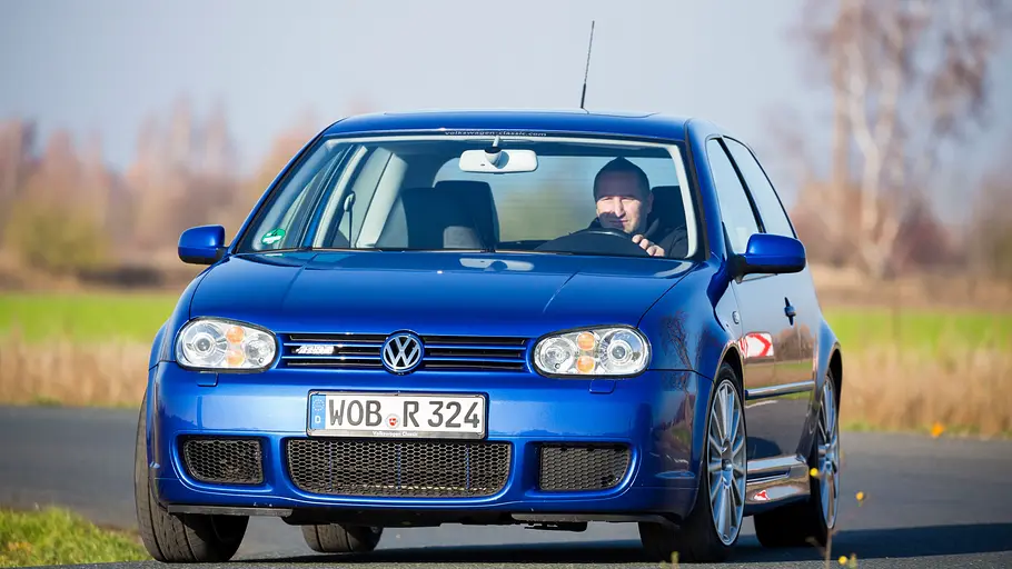 VW Golf R32 fahrend von schräg vorne fotografiert  