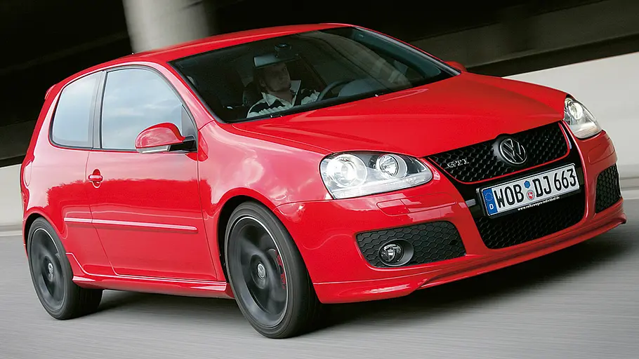 Der VW Golf 5 GTI Edition 30 fahrend von schräg vorne fotografiert.