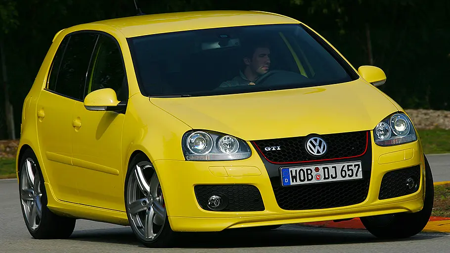 Der VW Golf 5 GTI Pirelli fahrend von schräg vorne fotografiert.