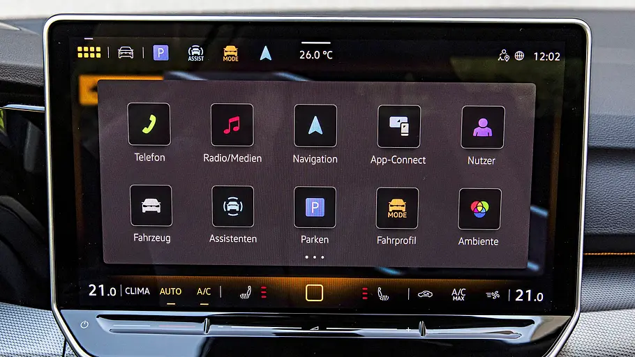 Der Zentral-Bildschirm im Cockpit des VW Golf Variant im Detail.