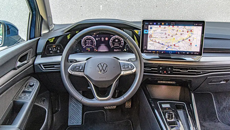Das Cockpit des VW Golf Variant.