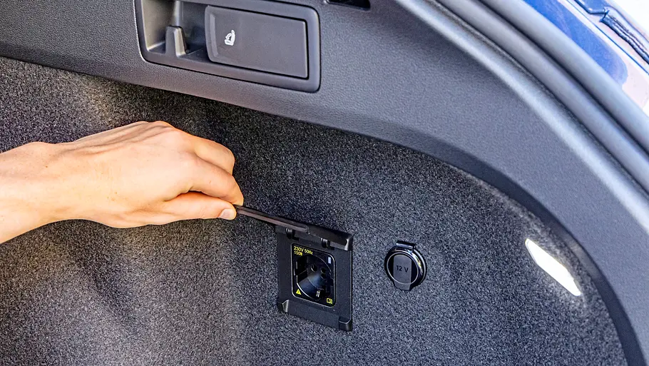 Die Steckdose im Kofferraum des VW Golf Variant im Detail.