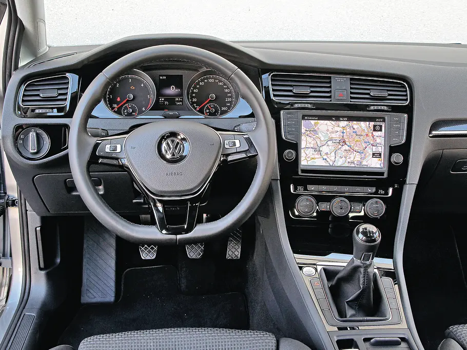 VW Golf Variant cockpit