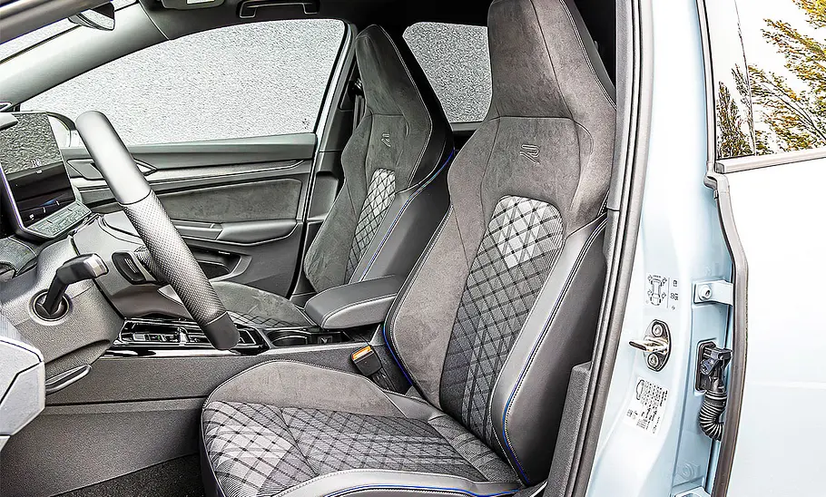 Blick auf die Vordersitze im Innenraum des VW Golf Variant