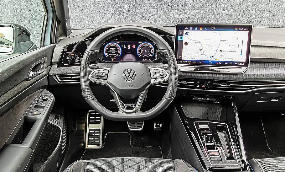 Blick auf die Armaturen im Innenraum des VW Golf Variant