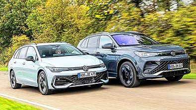 VW Golf Variant und VW Tiguan fahren nebeneinander her - Foto: Frank Ratering