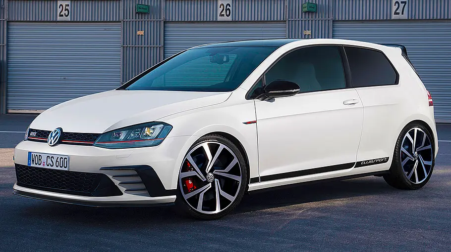 Der VW Golf 7 GTI Clubsport statisch von schräg vorne fotografiert.