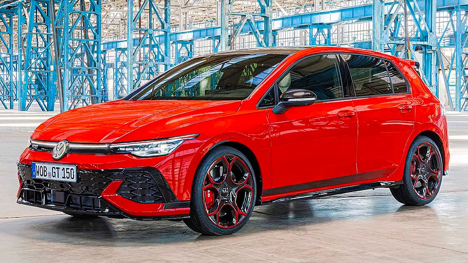 Der VW Golf 8 GTI Edition 50 statisch von schräg vorne fotografiert.