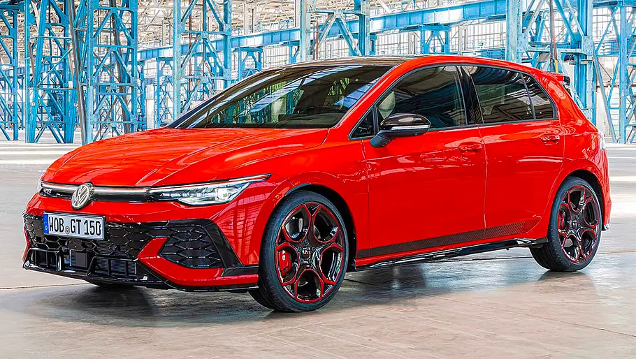 Der VW Golf 8 GTI Edition 50 statisch von schräg vorne fotografiert.